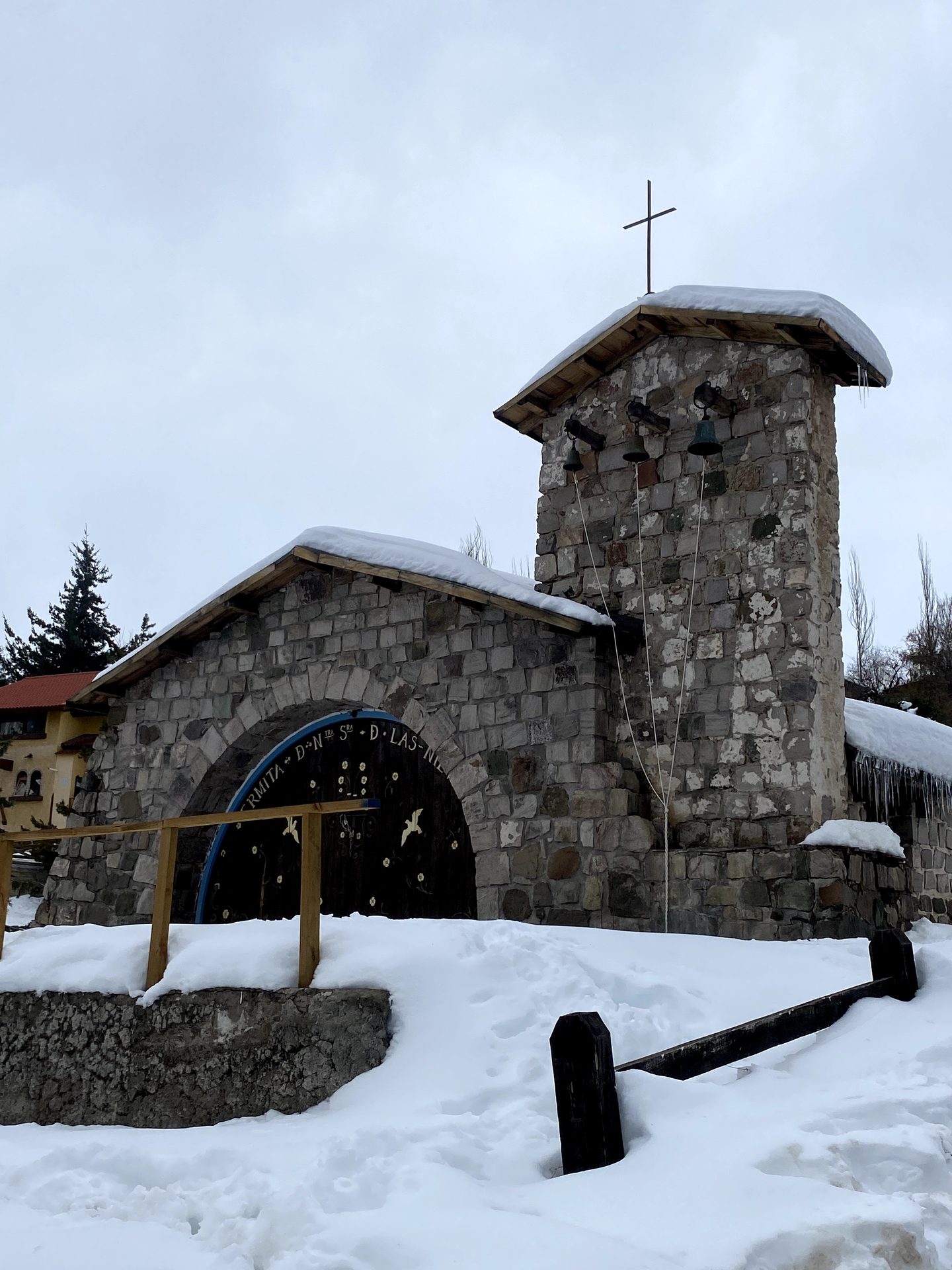 Ermita de Las Nieves, capela de pedra coberta de neve em Portillo