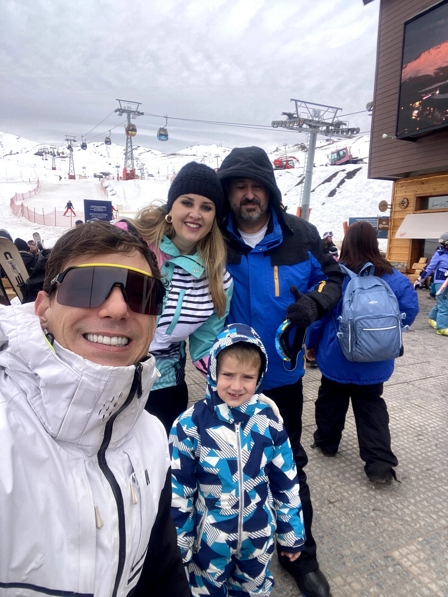 Pedro com família cliente no teleférico, estação de ski