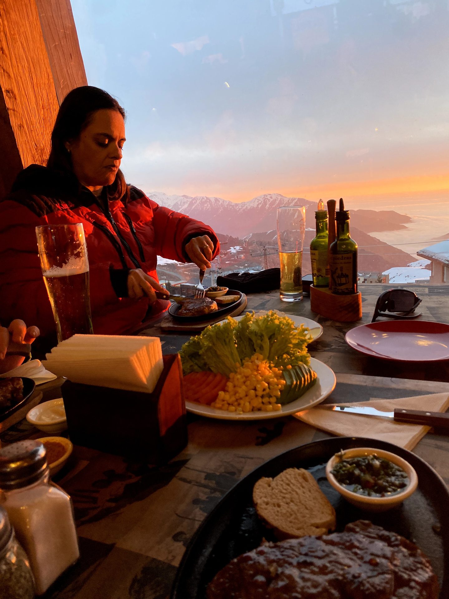 Jantar com vista do pôr do sol sobre os Andes nevados