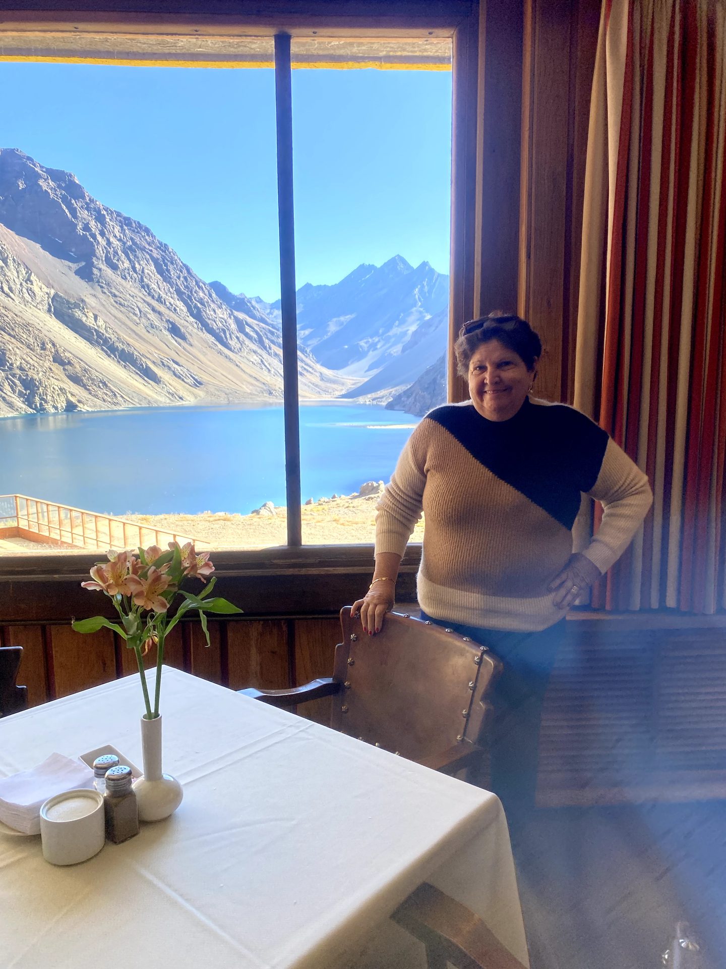 Mesa de almoço no Hotel Portillo com vista da Laguna del Inca pela janela
