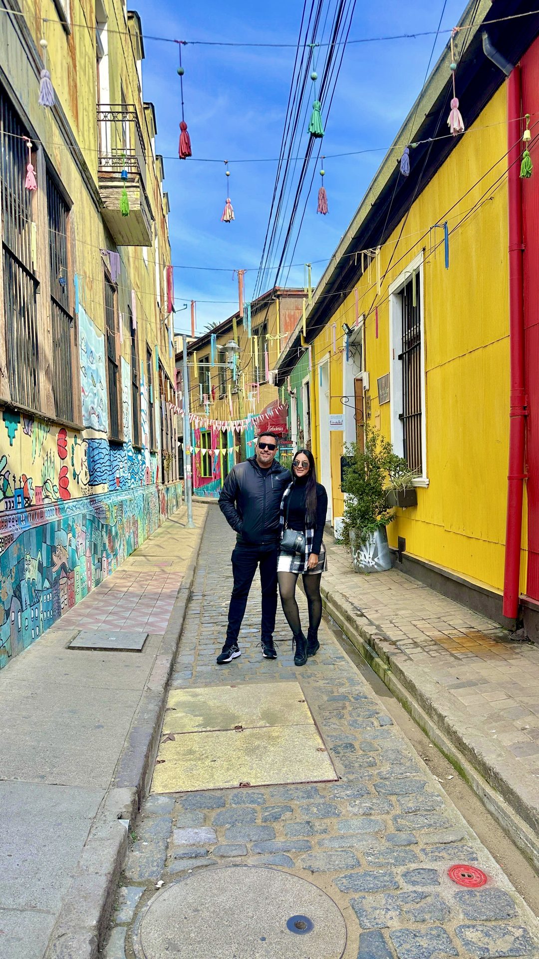 Casario colorido de Valparaíso, ruas em ladeira com arte urbana
